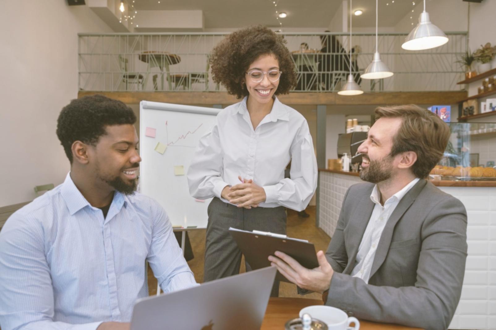 Praktische Budgetanalyse am Arbeitsplatz mit Dokumenten und Laptop