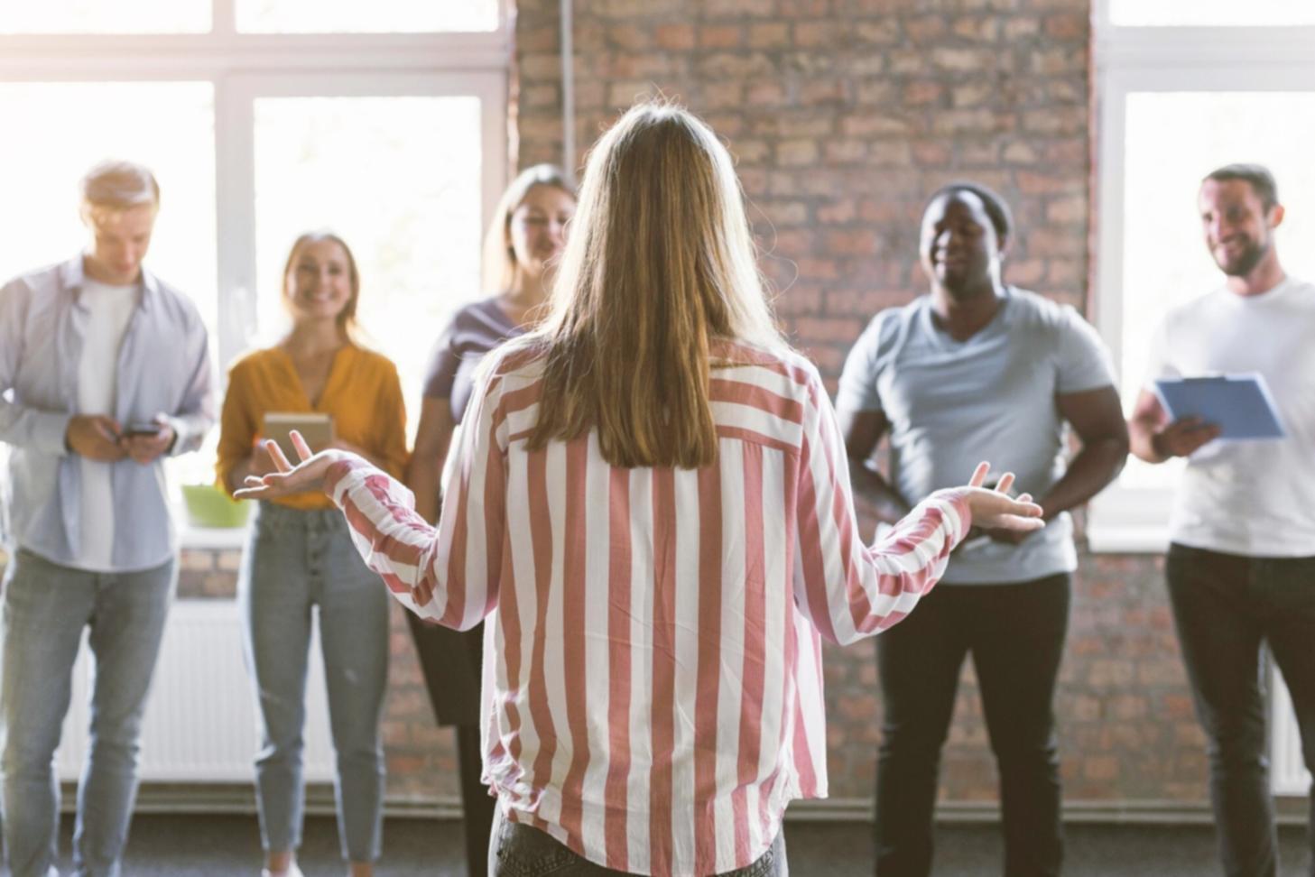 Professionelle Webinar-Session mit Finanzexperten bei der Präsentation von Budget-Compliance-Strategien